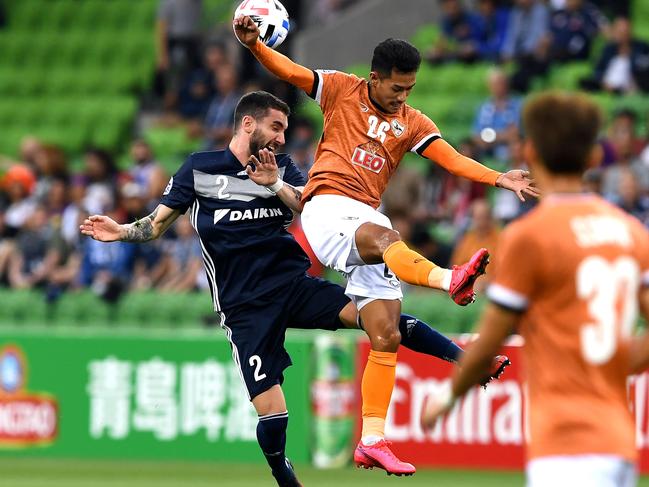 Melbourne Victory's Storm Roux (L) vies for the ball with Chiangrai United's Chaiyawat Buran (R) during their AFC Champions League football match in Melbourne on February 11, 2020. (Photo by WILLIAM WEST / AFP) / -- IMAGE RESTRICTED TO EDITORIAL USE - STRICTLY NO COMMERCIAL USE --
