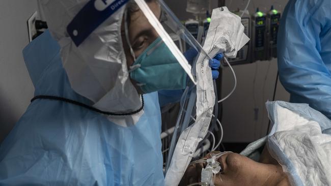 Medical staff members treat a patient suffering from COVID-19 in the intensive care unit in Houston, Texas. The US reported 100,000 cases for the second day. Picture: AFP