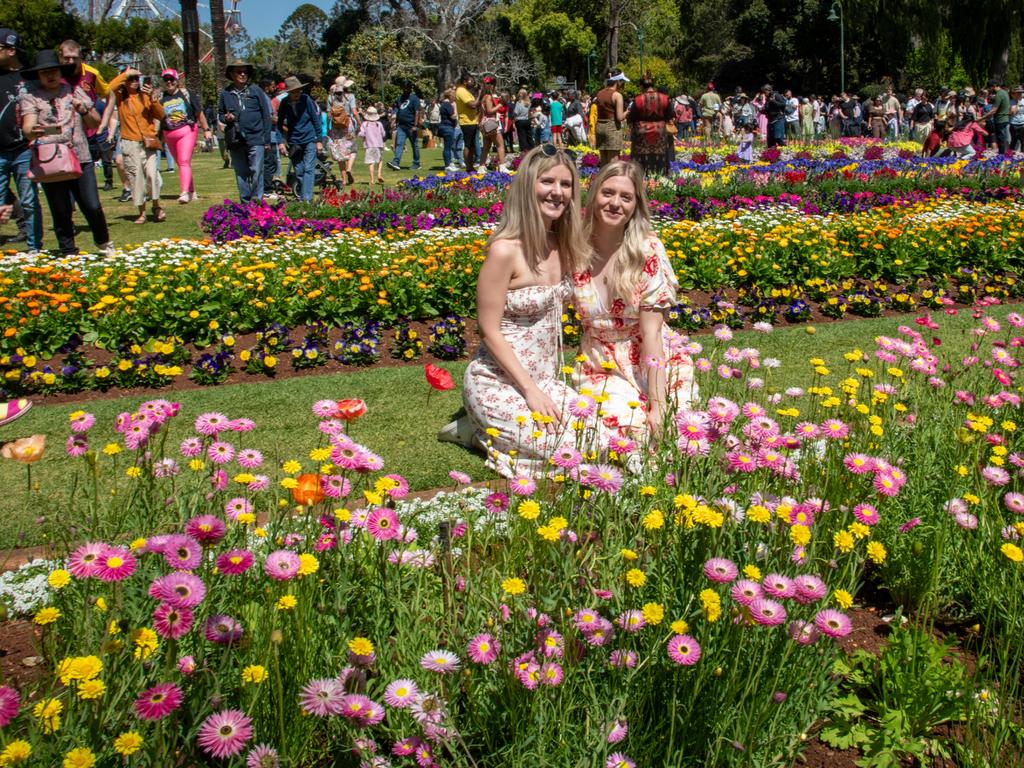 Dakota Thomas and Bec Noffke in the Botanic Gardens.Carnival of FlowersSaturday September 16, 2023