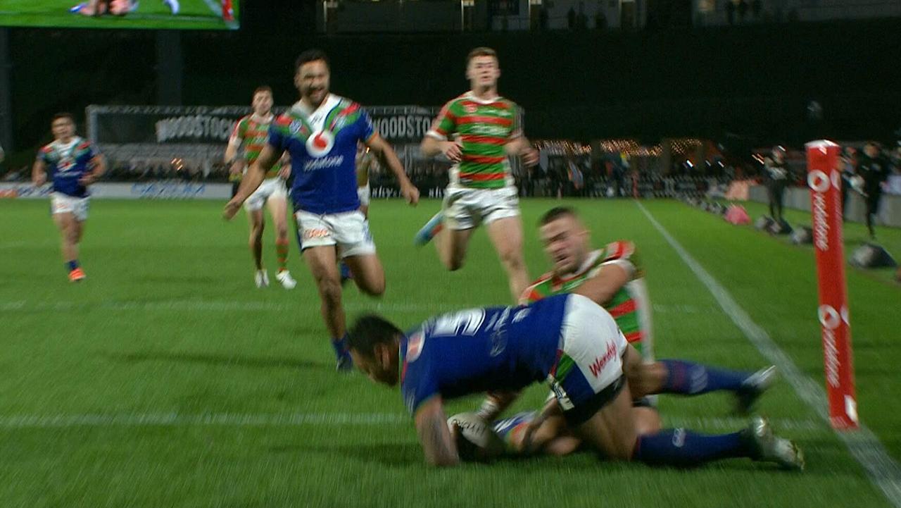 Ken Maumalo scores for the Warriors against the Rabbitohs.