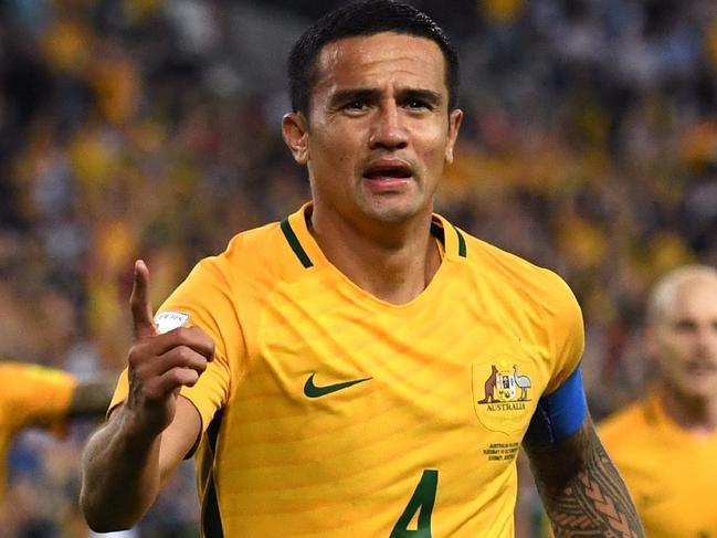 TOPSHOT - Tim Cahill of Australia (C) celebrates with teammates after scoring against Syria during their 2018 World Cup football qualifying match against Syria played in Sydney on October 10, 2017. / AFP PHOTO / WILLIAM WEST / -- IMAGE RESTRICTED TO EDITORIAL USE - STRICTLY NO COMMERCIAL USE --