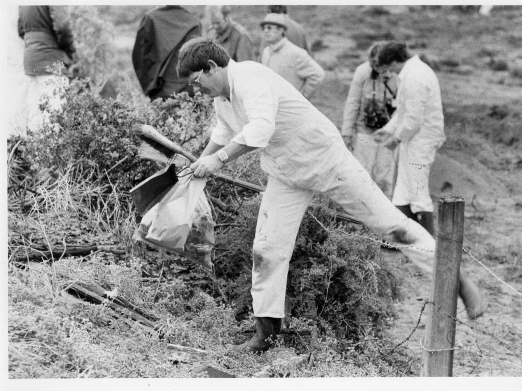 A police technical services officer carrying bones in a plastic bag after Tania Ruth Kenny’s remains were found at Wingfield, 25 May 1979.