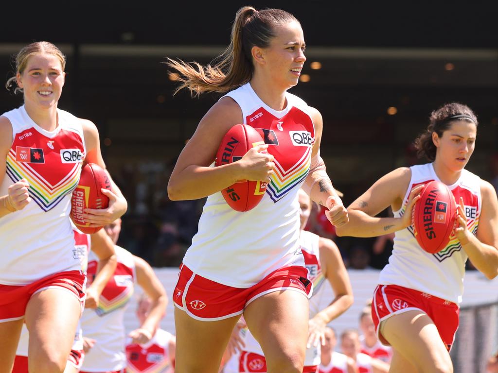 Chloe Molloy, centre, has opened up about her private life – and the real reason she left Collingwood, in a new interview with Stellar. Picture: Getty Images