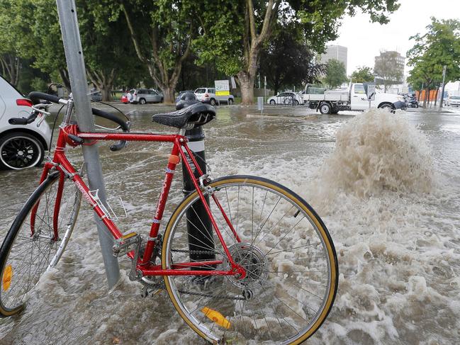 Thunderstorm in Salamanca, Hobart brings hail, rain and causes traffic chaos.