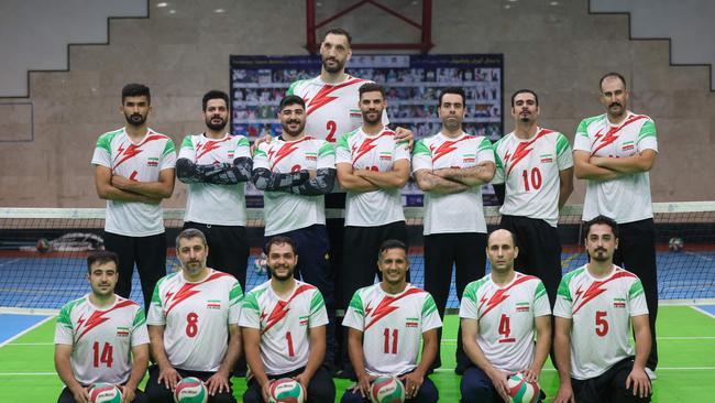 Mehrzad towering over his teammates in a group photo. (Photo by ATTA KENARE / AFP)