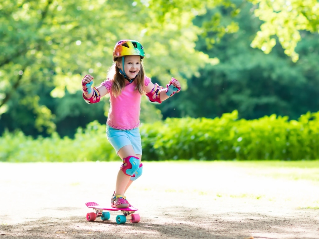  Ookkie Kids Learner Skateboard (Black) : Sports