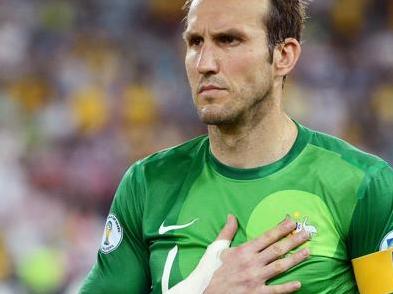 (FILES) A file photo taken on March 26, 2013 shows Australian team members Tim Cahill (L) and captain Mark Schwarzer (R) prior to the start of their World Cup football qualifier against Oman in Sydney. Veteran goalkeeper Schwarzer was left out of the 24-man provisional Australian squad to play friendlies in France and Canada next month to make room for new players it was announced on September 24, 2013, while striker Tim Cahill was recalled after injury. AFP PHOTO / FILES / Greg WOOD IMAGE RESTRICTED TO EDITORIAL USE - STRICTLY NO COMMERCIAL USE