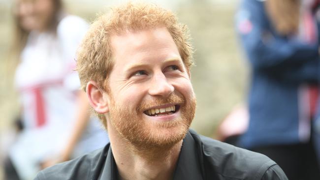 Britain's Prince Harry meets members of the team who will represent the United Kingdom at the Invictus games at the Tower of London in central London on May 30, 2017. / AFP PHOTO / POOL / Jeremy Selwyn