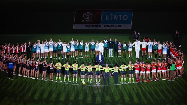 MELBOURNE, AUSTRALIA - JUNE 23: Players, coaches and officials are seen as part of Spud's Game ceremony and huddle during the 2023 AFL Round 15 match between the St Kilda Saints and the Brisbane Lions at Marvel Stadium on June 23, 2023 in Melbourne, Australia. (Photo by Dylan Burns/AFL Photos via Getty Images)