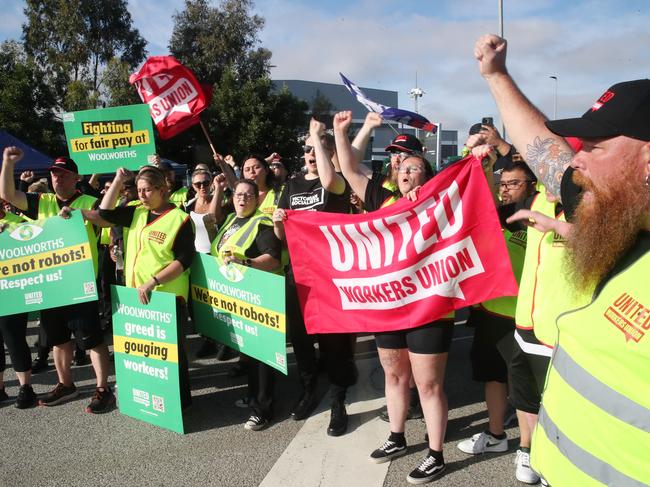 MELBOURNE, AUSTRALIA- NewsWire Photos DECEMBER 2, 2024: Woolworth workers on a picket line at the Dandenong South Distribution centre.The centre was meant to open at 6am however it remains blocked with a picket line of workers. Picture:  NewsWire/ David Crosling