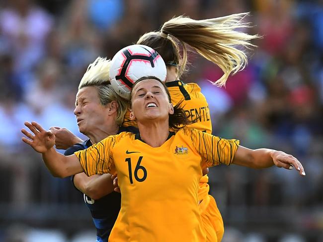 Australia's Hayley Raso heads the ball with USA's Megan Rapinoe during the 2018 Tournament of Nations at Pratt & Whitney Stadium at Rentschler Field on July 29, 2018 in East Hartford, Connecticut. / AFP PHOTO / TIMOTHY A. CLARY