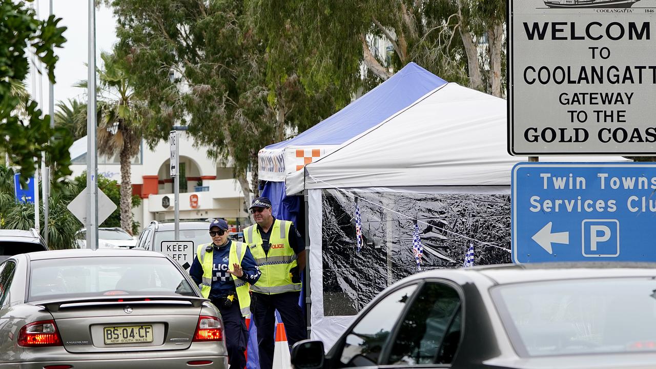 Queensland police officers are seen operating a vehicle checkpoint at Coolangatta on the Queensland-New South Wales border. (AAP Image/Dave Hunt)