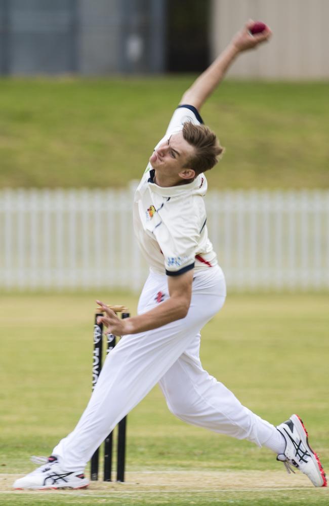 Christo van Vuuren bowls for Metropolitan-Easts against Northern Brothers Diggers. Picture: Kevin Farmer