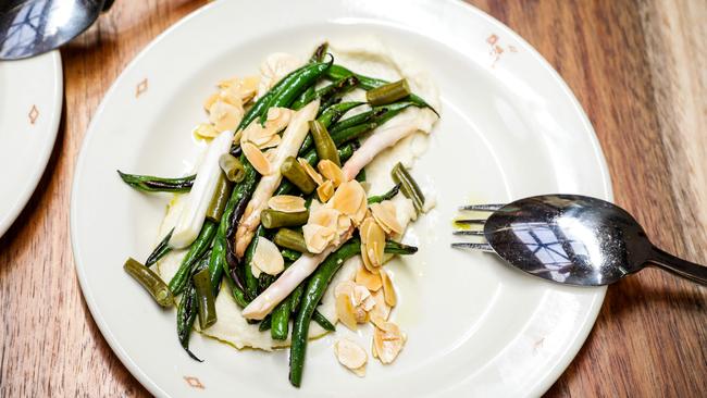 Bean scene: grilled beans, white asparagus, almonds