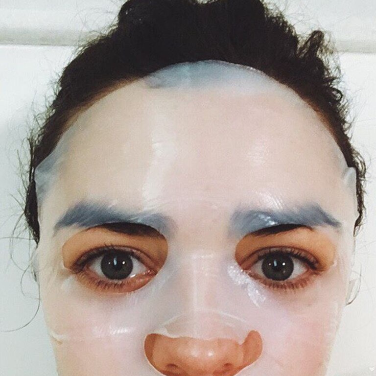 Maisie Williams ... "what was ur process for getting ready today? sat in the bath for an hour looking like a right twat, wbu? #goldenglobes" Picture: Instagram