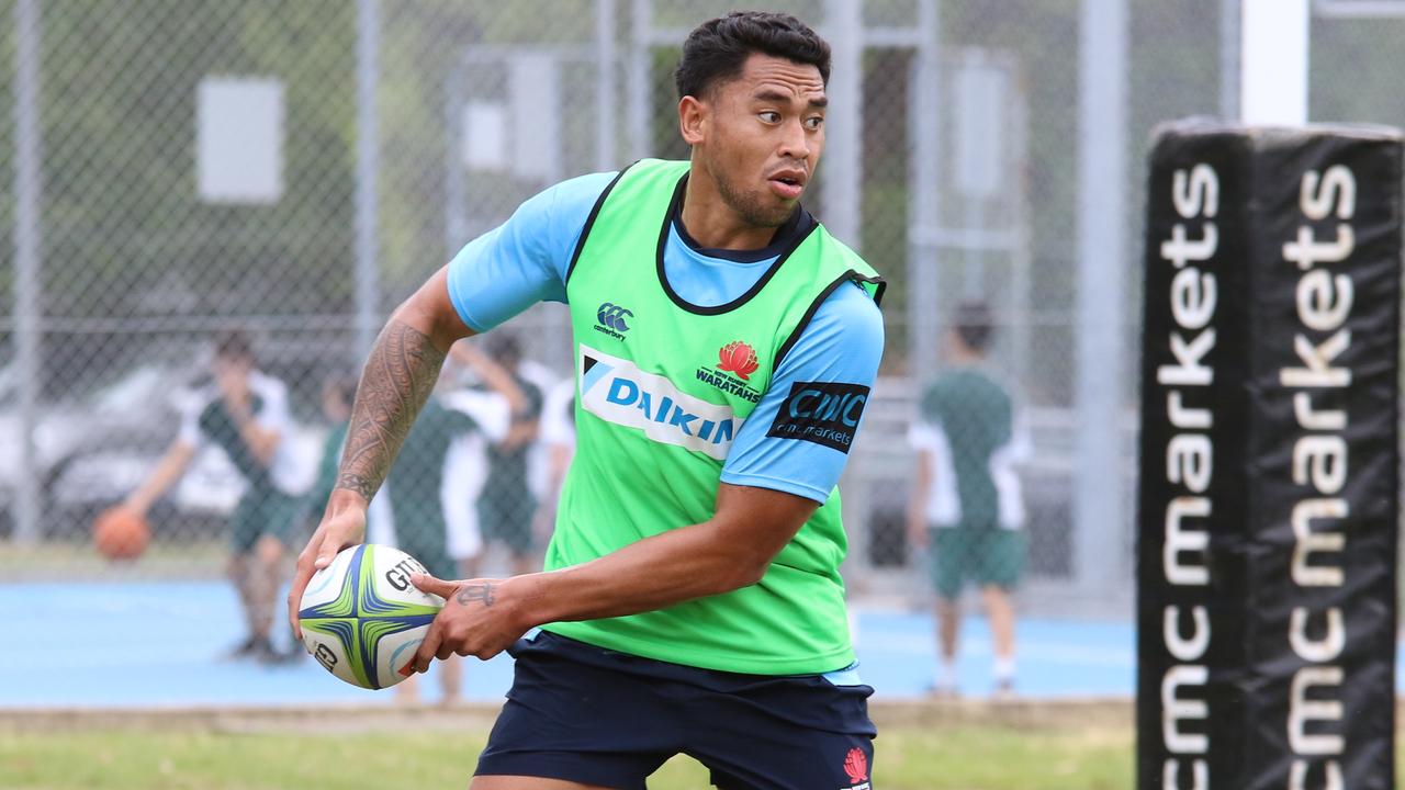 John Folau throws a pass at Waratahs training.