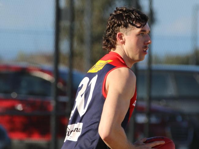 Nathan Dowsett looks up the ground. Picture: Bentleigh FNC