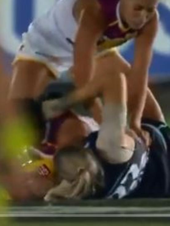 Tayla Harris punches Leah Kaslar in the back of the head.