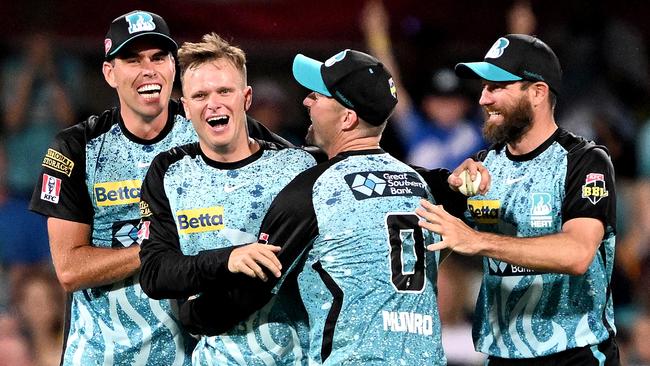 BRISBANE, AUSTRALIA - DECEMBER 27: Matthew Kuhnemann of the Heat celebrates with team mates after taking the wicket of Oliver Davies of the Thunder during the BBL match between the Brisbane Heat and Sydney Thunder at The Gabba, on December 27, 2023, in Brisbane, Australia. (Photo by Bradley Kanaris/Getty Images)