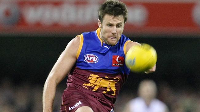 Tim Notting sends the Brisbane Lions forward.