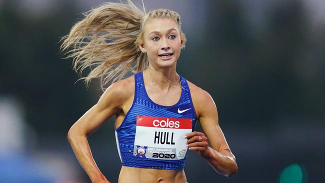 Jessica Hull on her way to winning the women’s 5000m title. Picture: AAP