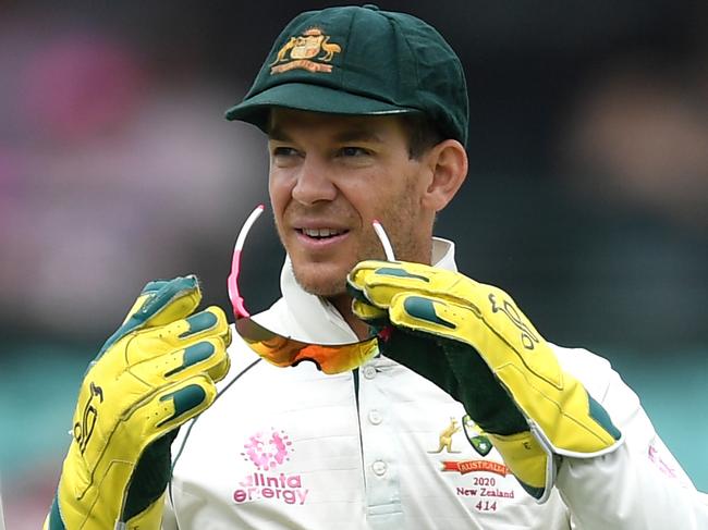 Tim Paine of Australia (right) speaks with Steve Smith on day 3 of the third Test Match between Australia and New Zealand at the SCG in Sydney, Sunday, January 5, 2020. (AAP Image/Dan Himbrechts) NO ARCHIVING, EDITORIAL USE ONLY, IMAGES TO BE USED FOR NEWS REPORTING PURPOSES ONLY, NO COMMERCIAL USE WHATSOEVER, NO USE IN BOOKS WITHOUT PRIOR WRITTEN CONSENT FROM AAP