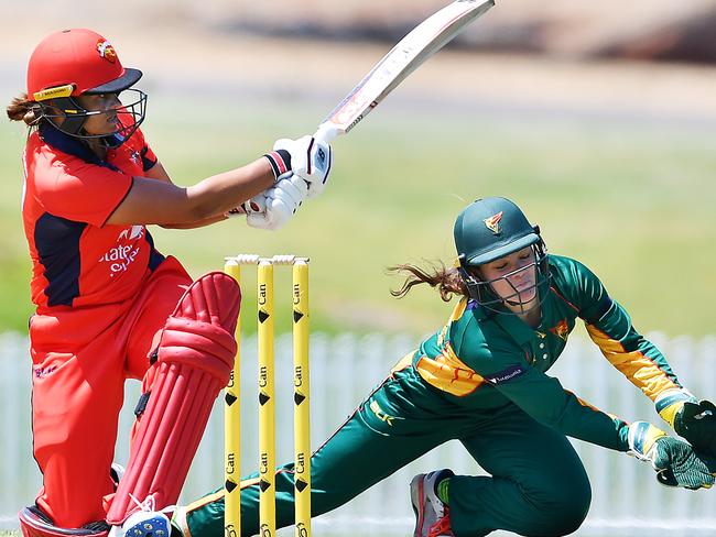 Suzy Bates of the Scorpions bats during the match between the Adelaide Scorpions and Tasmania Tigers at Karen Rolton Oval Tuesday January 7,2020. (Image AAP/Mark Brake)