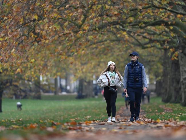 People walk in Green Park in central London on November 8, 2020 during a second national lockdown designed to contain soaring infections of the novel coronavirus. (Photo by DANIEL LEAL-OLIVAS / AFP)