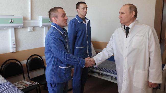 Vladimir Putin visits servicemen who were wounded during the Russian military action in Ukraine on May 25, 2022. Picture: Mikhail Metzel / SPUTNIK / AFP