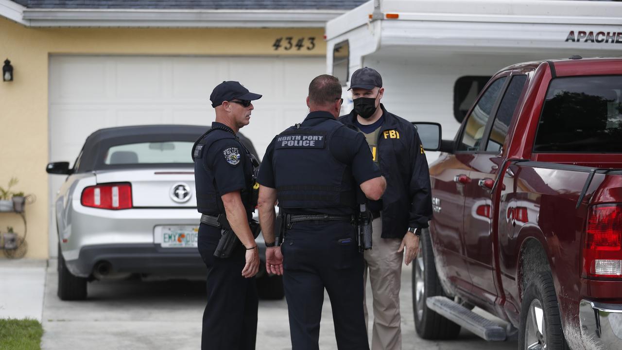 An FBI agent talks with police as they collect evidence from the Laundrie family home in North Port, Florida. Picture: Octavio Jones/Getty Images/AFP
