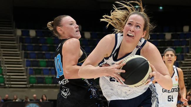 CANBERRA, AUSTRALIA - JANUARY 05: Keely Froling of Geelong United is challenged by Nicole Munger of the UC Capitals during the round 10 WNBL match between Canberra Capitals and Geelong United at AIS Arena, on January 05, 2025, in Canberra, Australia. (Photo by Mark Metcalfe/Getty Images)