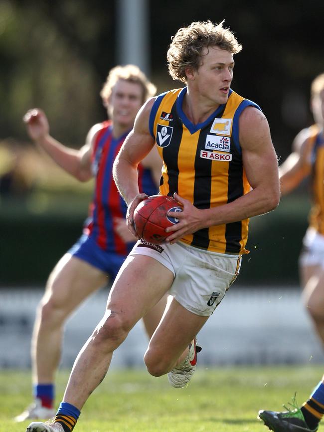 Myke Cook on the attack for Sandringham against Port Melbourne