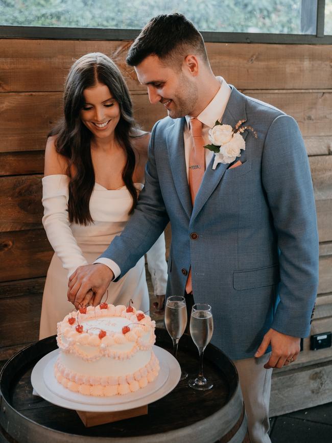 Kate and Reece Turner cut their cake at Maximilian’s Restaurant, Verdun. Picture: Meaghan Coles