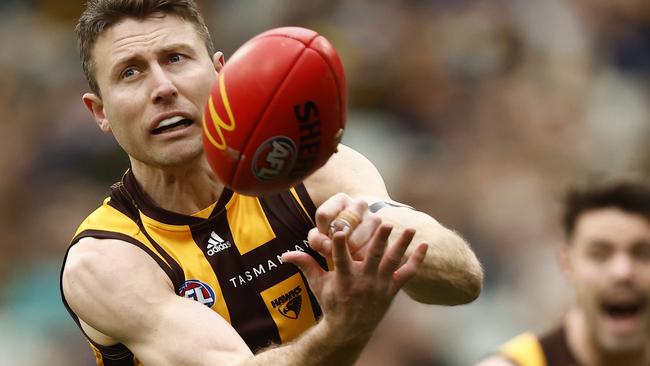 MELBOURNE, AUSTRALIA - AUGUST 14: Liam Shiels of the Hawks handballs during the round 22 AFL match between the Richmond Tigers and the Hawthorn Hawks at Melbourne Cricket Ground on August 14, 2022 in Melbourne, Australia. (Photo by Darrian Traynor/Getty Images)