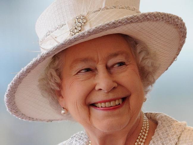 LONDON, ENGLAND - NOVEMBER 22:  Queen Elizabeth II awaits the arrival of  Turkey's President Abdullah Gul and his wife Hayrunnisa Gul at an offical welcoming ceremony on November 22, 2011 in London, England. The President of Turkey is on a five day State visit to the UK.  (Photo by Paul Hackett - WPA Pool/Getty Images)