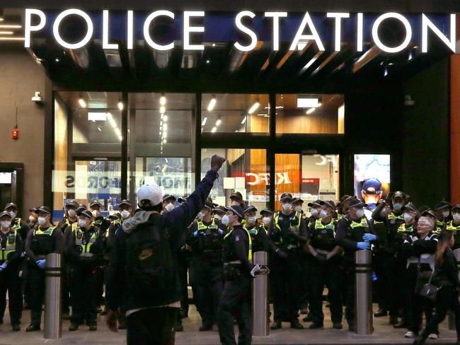 Melbourne protest  06/06/2020 Black Lives matter.Protestors at a Bourke st police station Picture:Wayne Ludbey