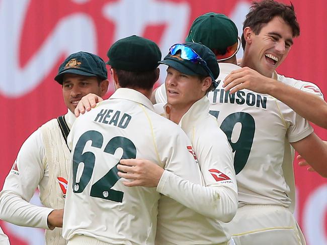 Australia's Pat Cummins (R) and Australia's players celebrate after England are bowled out on the fifth day of the first Ashes cricket Test match between England and Australia at Edgbaston in Birmingham, central England on August 5, 2019. - Australia beat England by 251 runs to win the first Ashes Test. England, set a target of 398 to win, collapsed to 146 all out on the last day. (Photo by Lindsey Parnaby / AFP) / RESTRICTED TO EDITORIAL USE. NO ASSOCIATION WITH DIRECT COMPETITOR OF SPONSOR, PARTNER, OR SUPPLIER OF THE ECB