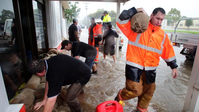 Volunteers help with sandbagging in Renmark, after floods in 2011.