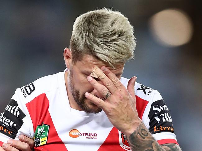 SYDNEY, AUSTRALIA - AUGUST 11:  Gareth Widdop of the Dragons walks from the field injured during the round 22 NRL match between the Parramatta Eels and the St George Illawarra Dragons at ANZ Stadium on August 11, 2018 in Sydney, Australia.  (Photo by Mark Metcalfe/Getty Images)