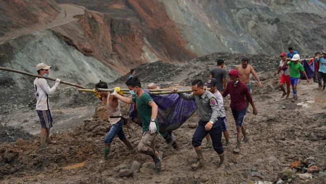 Rescuers recover bodies after a landslide in a jade mining site in Myanmar. Picture: AFP)