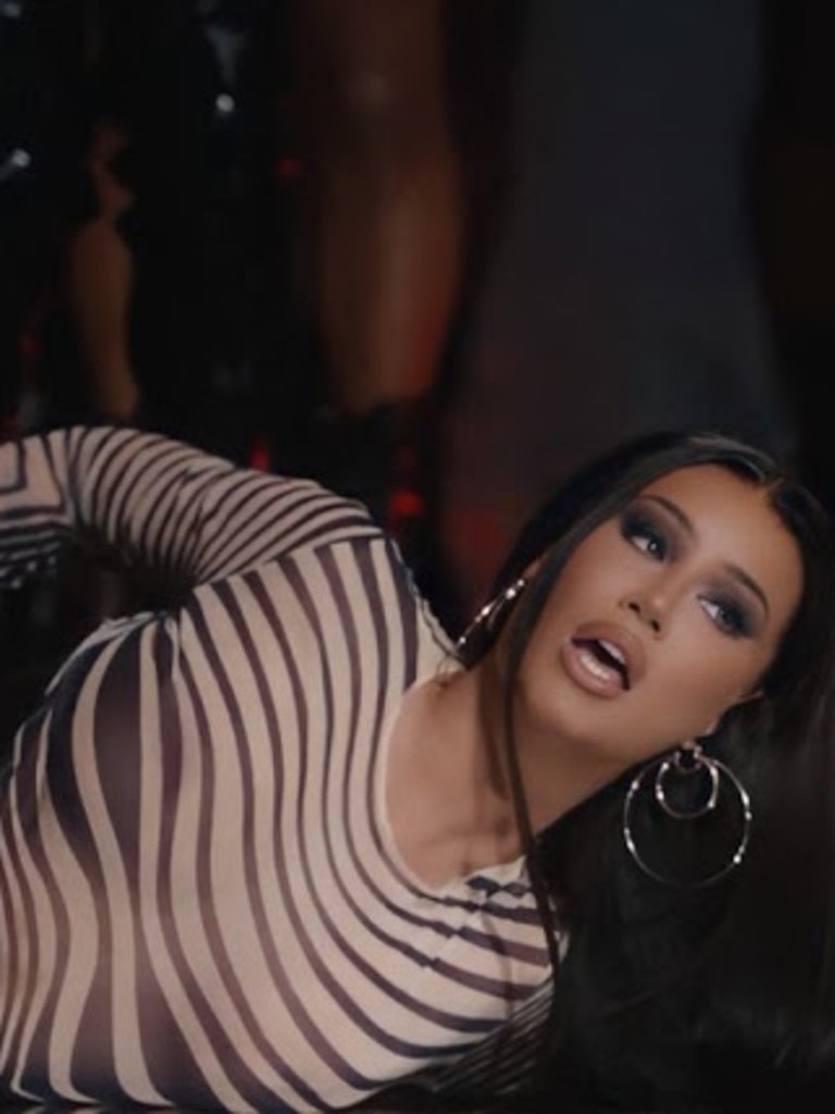 Iggy’s new look in the I Am The Stripclub video.