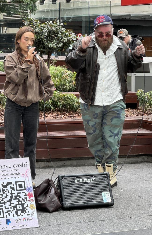 Teddy Swims joined busker Inoxia to sing Lose Control. Picture: Reddit