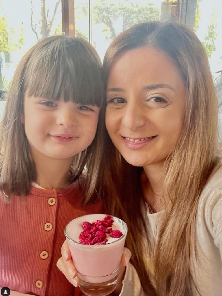 Alison with her daughter, Zoe, six. Picture: Instagram / @mum_made_yum