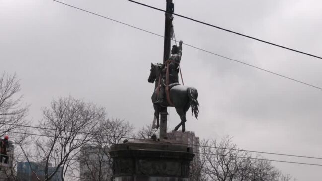 Ukraine removes Soviet-era monuments