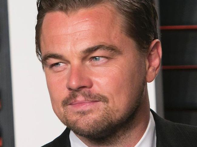 US actor Leonardo DiCaprio poses with his Best Actor award as he arrives to the 2016 Vanity Fair Oscar Party in Beverly Hills, California on February 28, 2016. / AFP / ADRIAN SANCHEZ-GONZALEZ