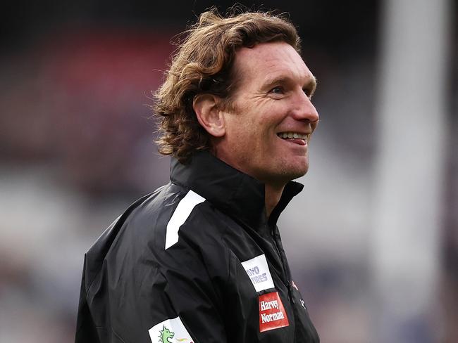 MELBOURNE. 26/06/2022..   AFL Round 15 .  Collingwood vs GWS Giants at the MCG.  GWS assistant coach James Hird pre game  . Photo by Michael Klein