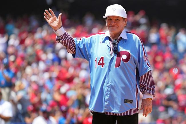 Baseball legend Pete Rose acknowledges the crowd during a game between Philadelphia and the Washington Nationals in 2022