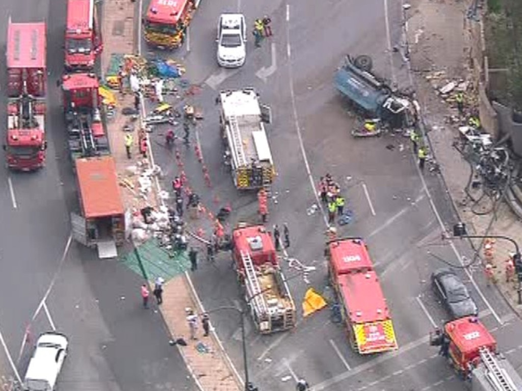 An aerial shot of the horror truck smash at the bottom of the freeway. Picture: Ten Eyewitness News chopper