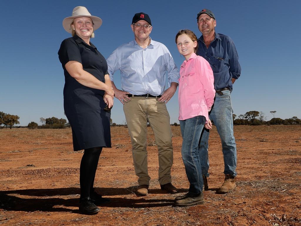 Prime Minister Scott Morrison with sheep and cattle graziers Annabel and Stephen Tully and their daughter Eve in August 2018