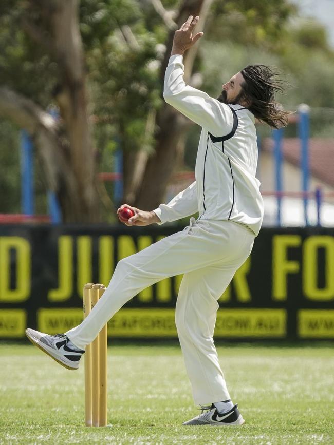 Crib Point champion Glenn Barclay bowling in last season’s semi-final.